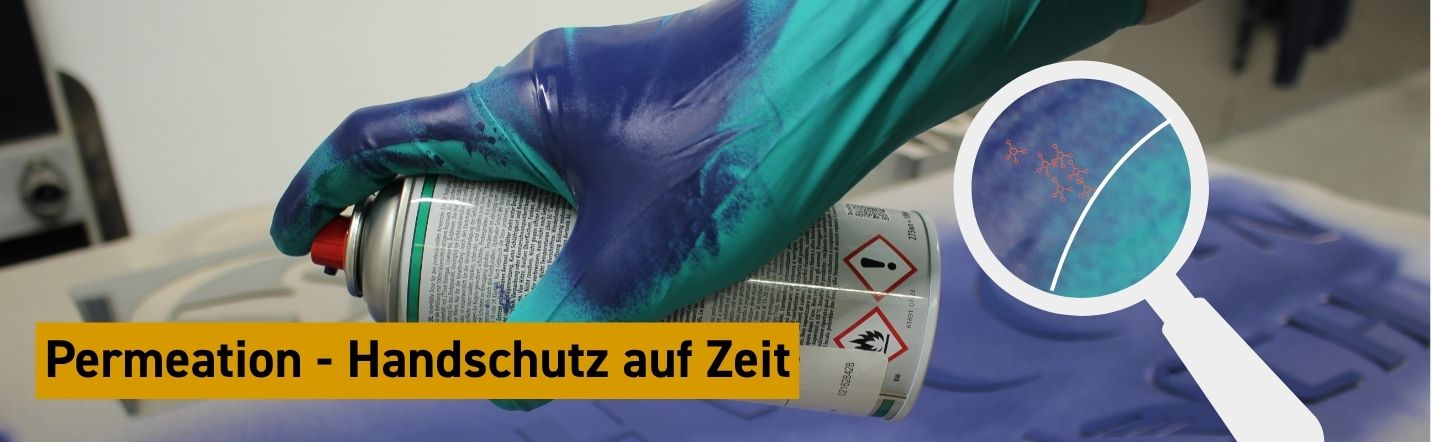 Chemiehandschuh arbeitet mit Sprayflasche und färbt etwas an - Permeation