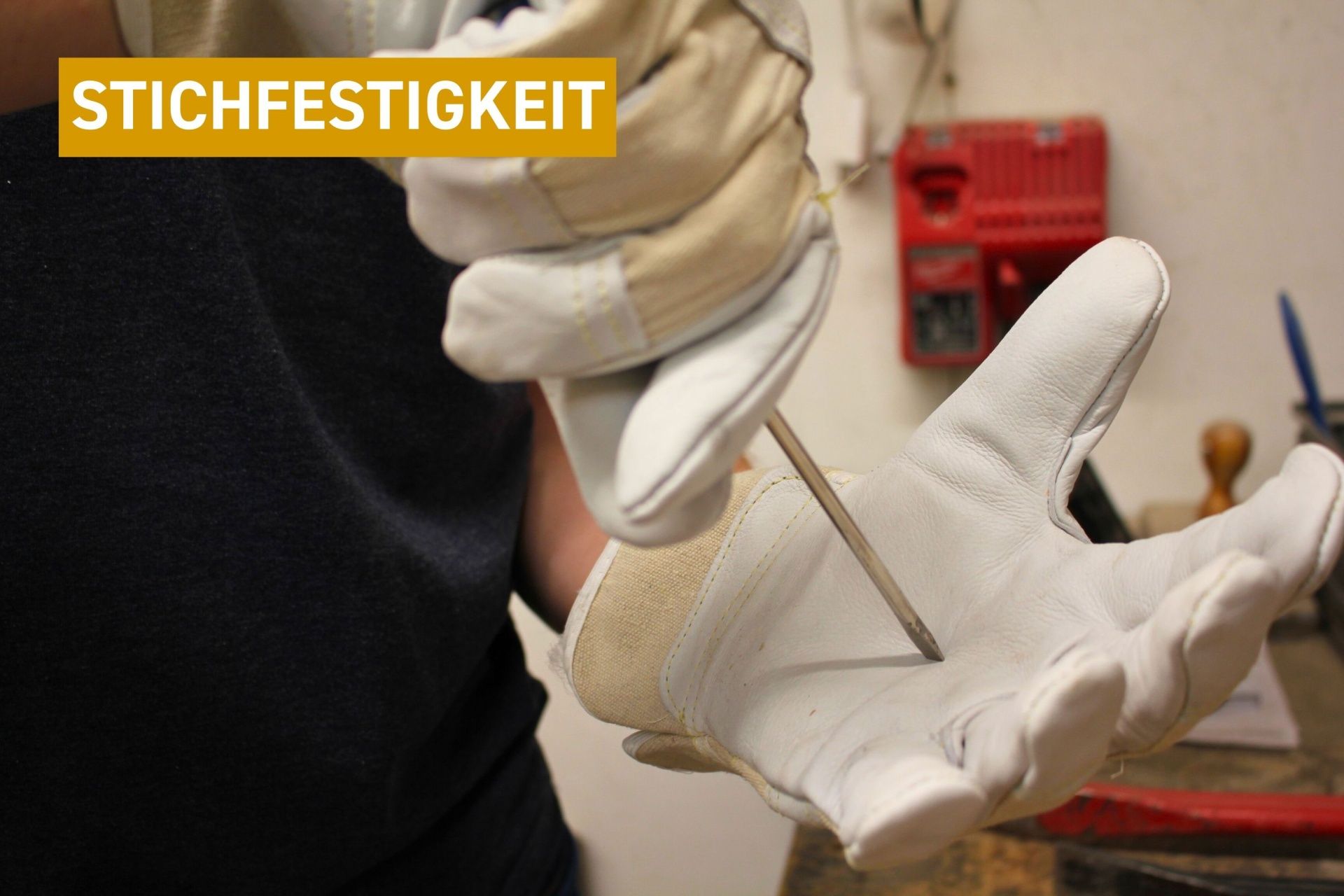 EN 388 Durchstichfestigkeit - Arbeitshandschuh wird mit Schraubenzieher durchstochen