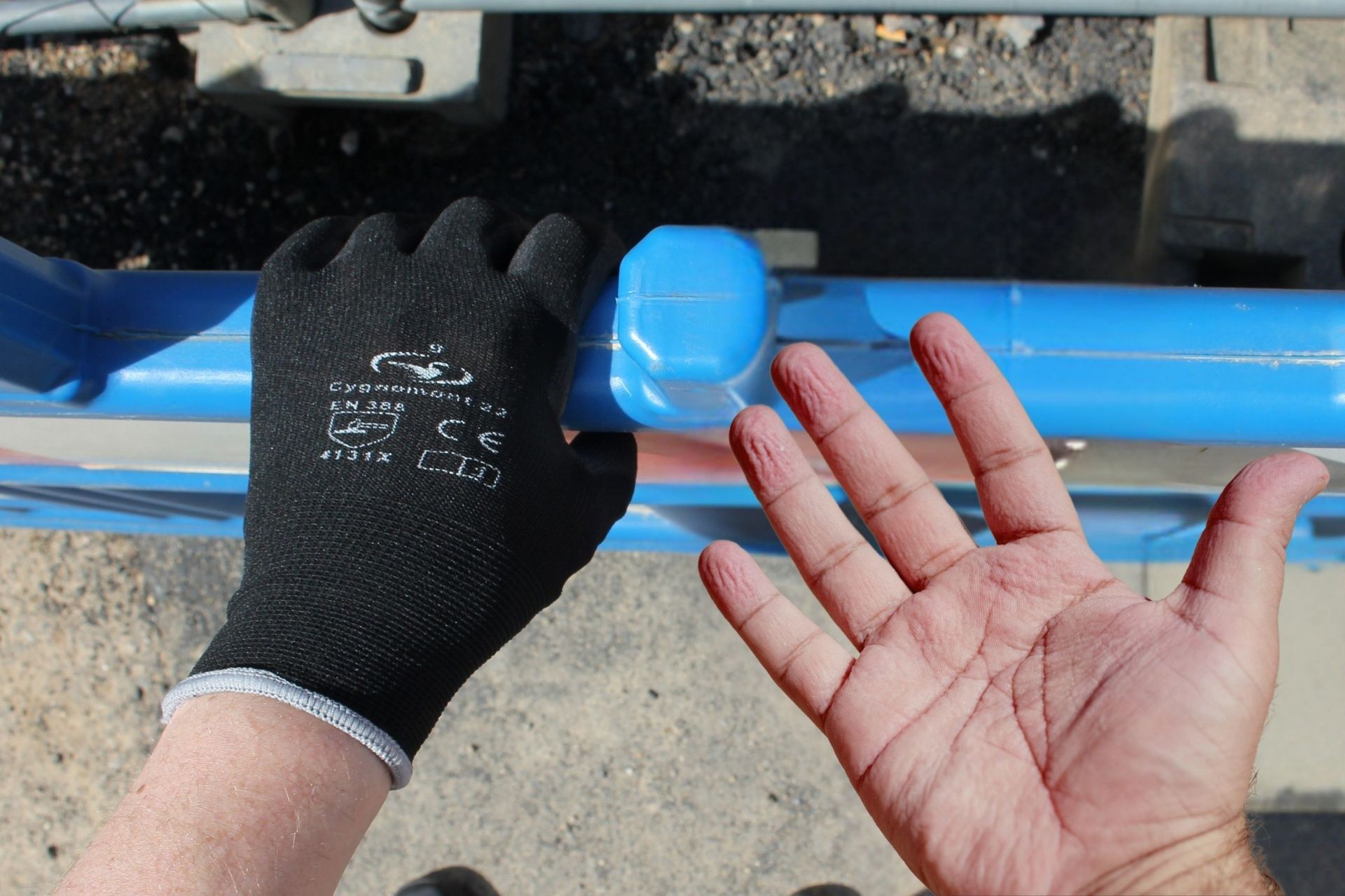 Handschutz im Sommer - Darstellung 2er Hände. Eine Hand in einem schwarzen Handschuh und die andere Hand mit schrumpelhaut