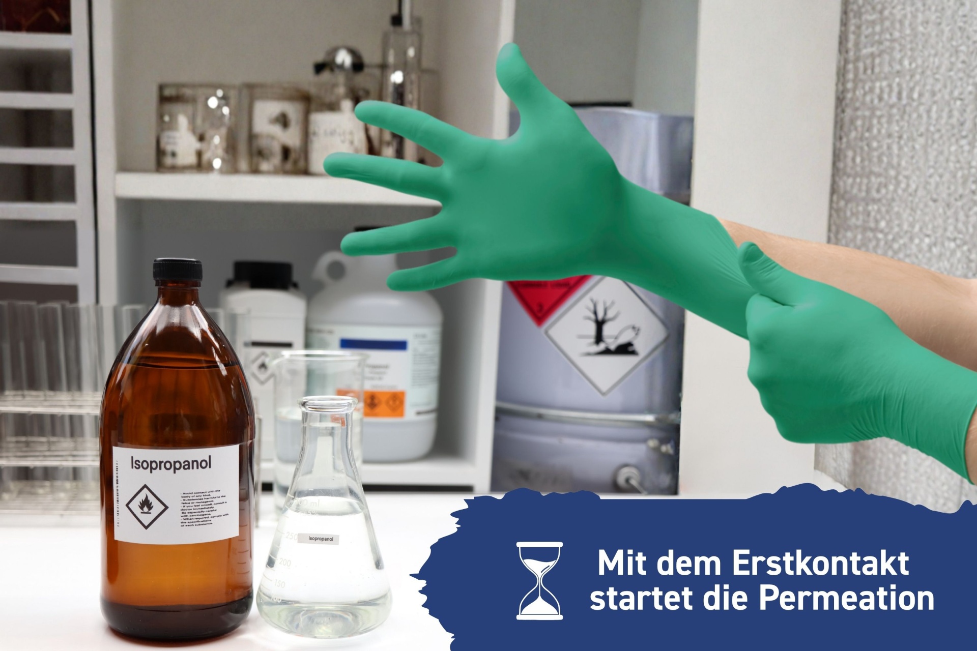 Chemikalienschutzhandschuh, welche angezogen werden. Isopropanol wird auf einem Tisch dargestellt