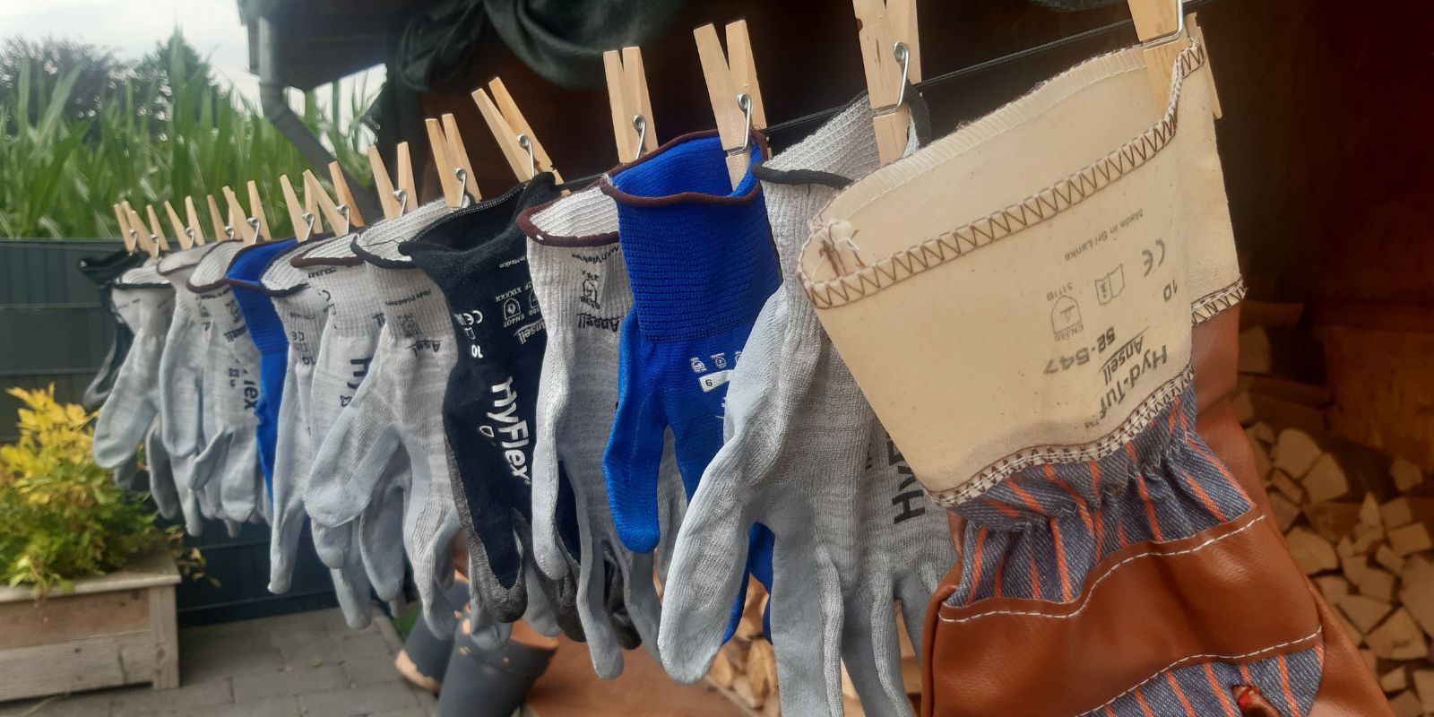 Arbeitshandschuhe an der Wäschenleine