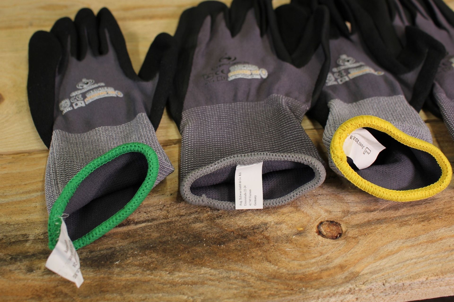 Herstellerhinweis in Handschuhstulpe von Schwan Arbeitshandschuhen