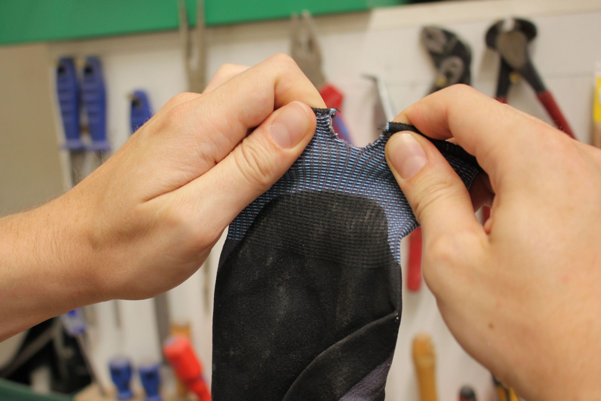 Arbeitshandschuh mit eingerissener Stulpe