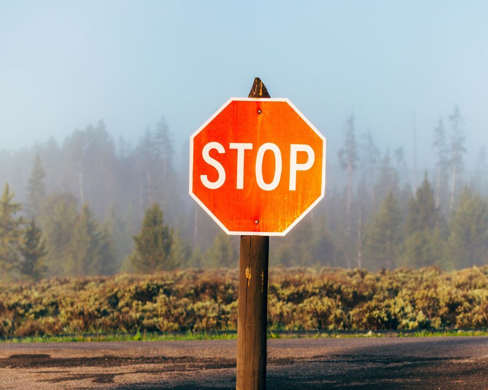 Ein Stoppschild auf der Straße
