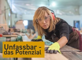 Thumbnail zum Beitrag: gut gemachter Handschutz. Eine Frau die an einer Schleifmaschine arbeitet und dabei PSA trägt