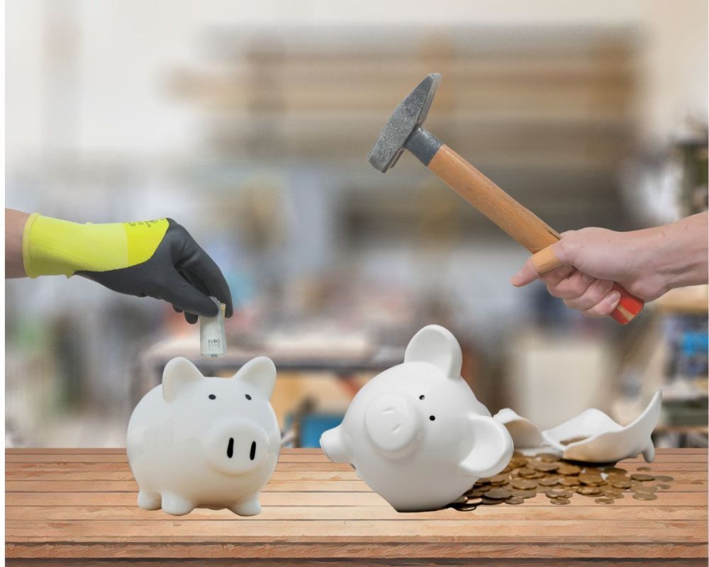 EIne Hand mit Arbeitshandschuh steckt Geld in ein Sparschwein. Auf der anderen Seite sieht man eine Hand ohne Arbeitshandschuhe, welches das Sparschwein mit einem Hammer zerstört. Bildliche Darstellung zum Thema Arbeitshandschuhe sind wirtschaftlich